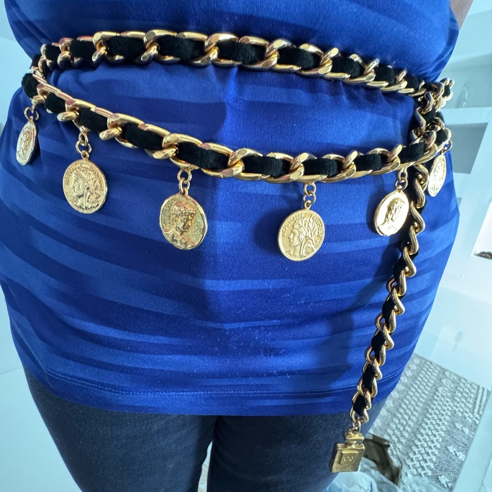 Gold Chain Belt with Medallions 6 women heads from the 90s style Chanel